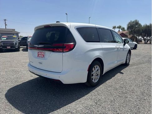 Used 2023 Chrysler Pacifica Touring-L FWD image 5