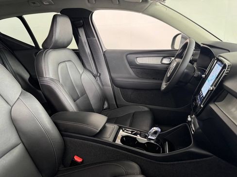 Certified 2024 Volvo XC40 B5 Plus w/ Climate Package AWD/4WD image 2