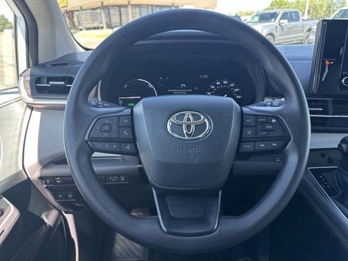 Used 2025 Toyota Sienna LE AWD/4WD image 14