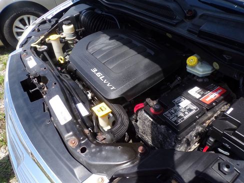 Used 2013 Chrysler Town & Country Touring image 20