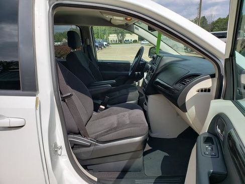Used 2018 Dodge Grand Caravan SE w/ UConnect Hands-Free Group FWD image 18