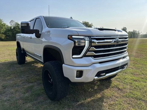 Used 2024 Chevrolet Silverado 2500 High Country w/ High Country Premium Package AWD/4WD image 3