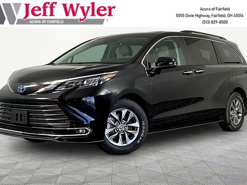 Used 2024 Toyota Sienna XLE FWD image 1
