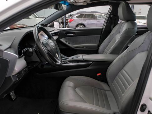 Used 2019 Toyota Avalon XSE image 3