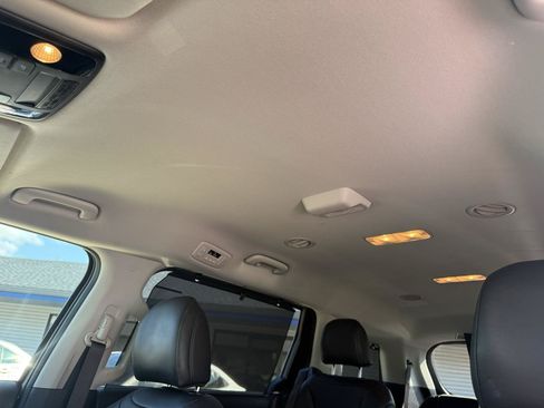 Used 2025 Kia Carnival EX FWD image 18