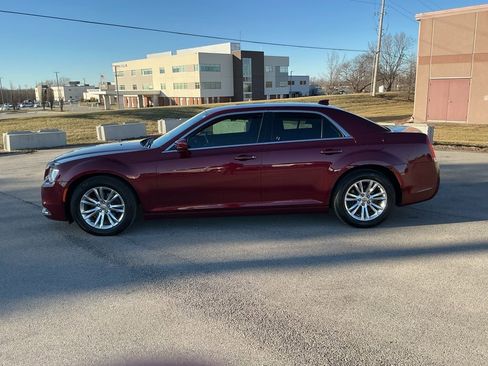Used 2019 Chrysler 300 Touring w/ Driver Convenience Group image 5