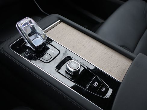 Used 2025 Volvo XC90 B5 Plus image 28