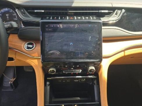 Used 2024 Jeep Grand Cherokee Summit image 9