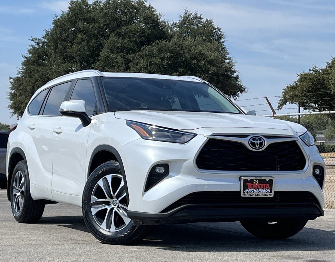 Used 2024 Toyota Highlander XLE FWD image 2