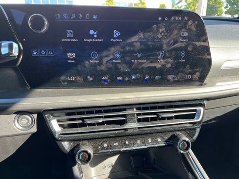 Used 2024 Chevrolet Traverse LT image 9