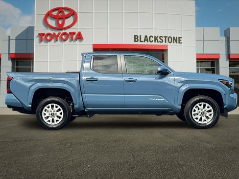 Used 2026 Toyota Tacoma SR5 AWD/4WD image 2