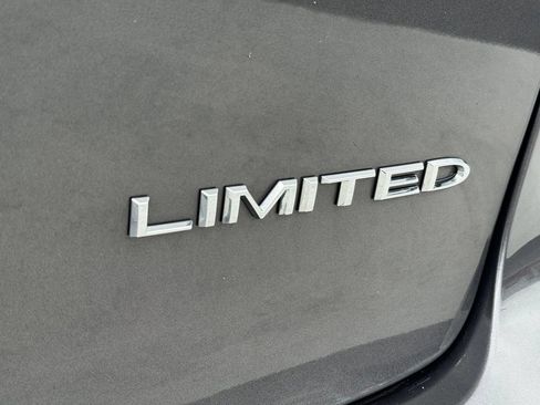 Used 2023 Chrysler Pacifica Limited FWD image 16