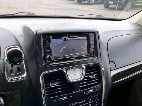 Used 2012 Chrysler Town & Country Touring w/ Entertainment Group #1 FWD image 27