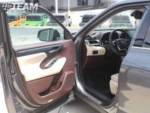 Used 2022 Toyota Highlander XLE AWD/4WD image 10