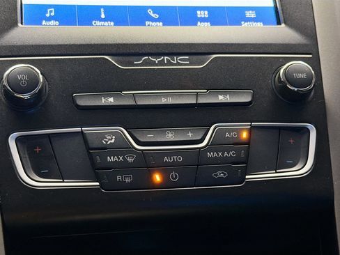 Used 2020 Ford Fusion SE image 10