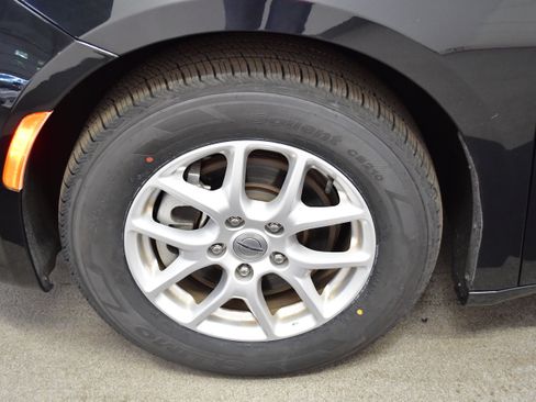 Used 2023 Chrysler Pacifica Touring-L FWD image 5