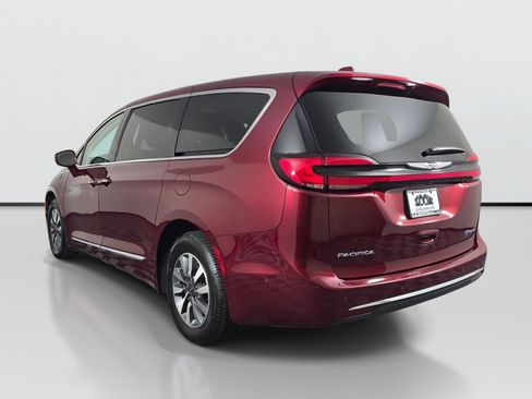 Used 2022 Chrysler Pacifica Limited w/ Uconnect Theater Family Group FWD image 7
