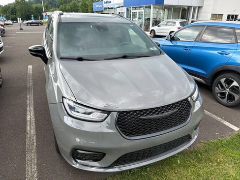 Used 2025 Chrysler Pacifica Limited FWD image 17