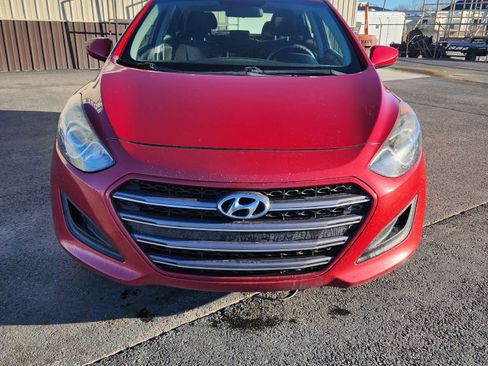 Used 2017 Hyundai Elantra GT image 3
