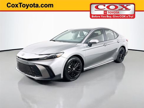 Certified 2025 Toyota Camry SE FWD image 1