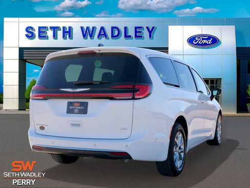 Used 2024 Chrysler Pacifica Touring-L image 8