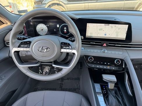 Used 2023 Hyundai Elantra SEL w/ Convenience Package FWD image 4