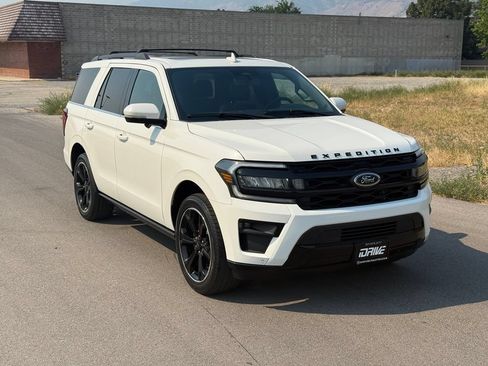 Used 2023 Ford Expedition Limited RWD image 2