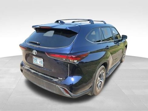 Used 2025 Toyota Highlander XLE FWD image 3
