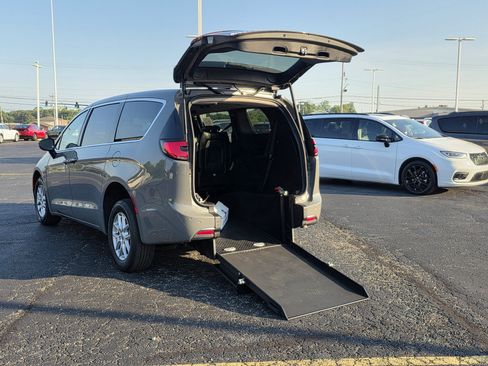 Used 2025 Chrysler Pacifica Select FWD image 23