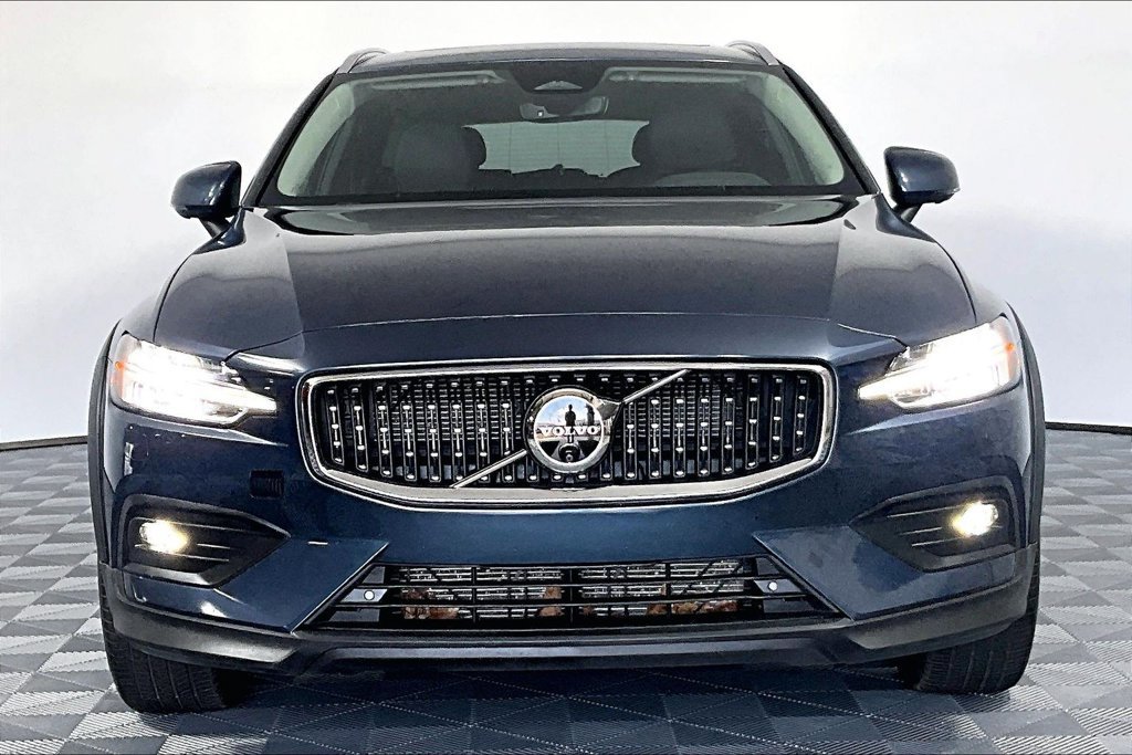 Used 2025 Volvo V60 B5 Cross Country Plus AWD/4WD image 3
