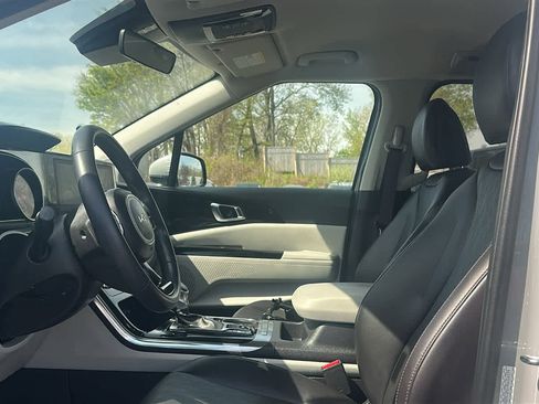 Used 2024 Kia Carnival EX FWD image 11