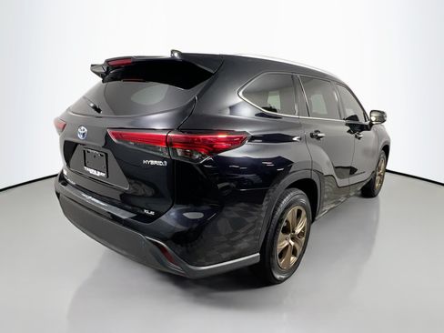 Used 2022 Toyota Highlander Bronze Edition FWD image 4