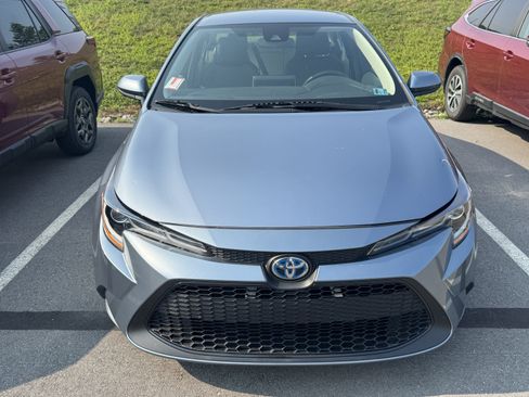 Used 2021 Toyota Corolla LE FWD image 2