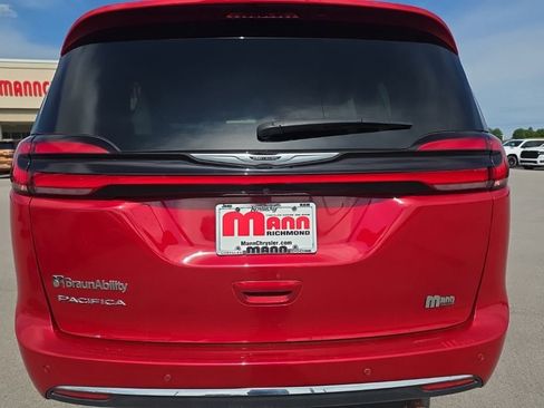 Used 2024 Chrysler Pacifica Touring-L FWD image 6