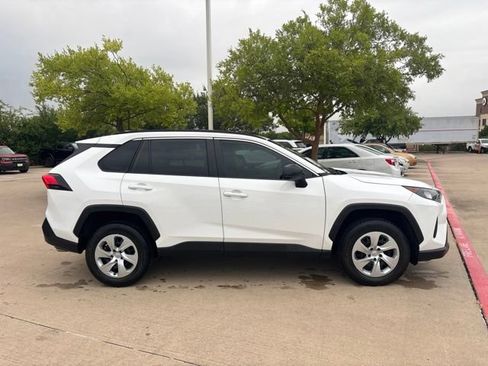 Used 2020 Toyota RAV4 LE FWD image 4