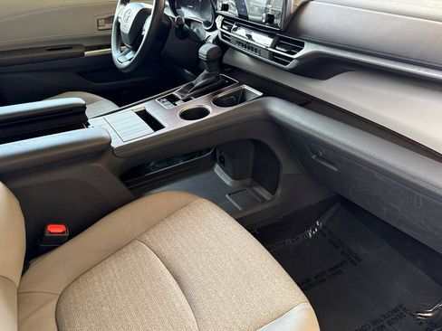 Certified 2024 Toyota Sienna LE image 18