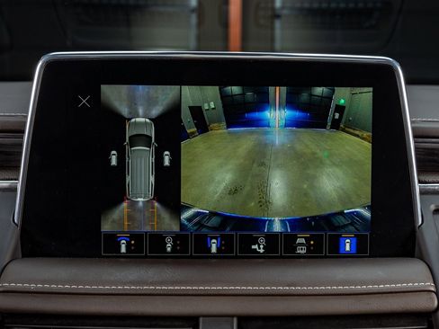 Used 2023 GMC Yukon XL SLT w/ SLT Premium Package image 26