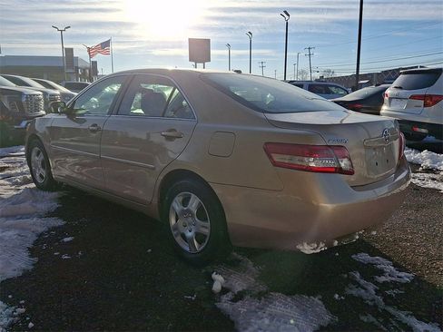 Used 2010 Toyota Camry LE image 4