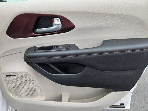 Used 2017 Chrysler Pacifica Limited image 13