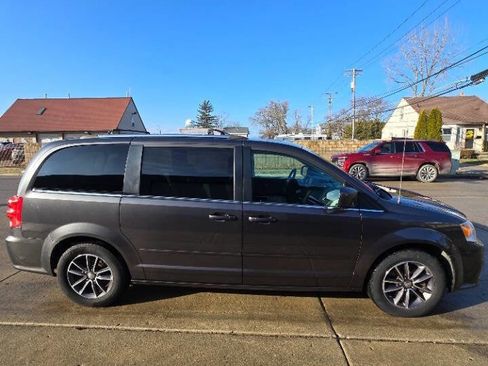 Used 2016 Dodge Grand Caravan SXT image 10