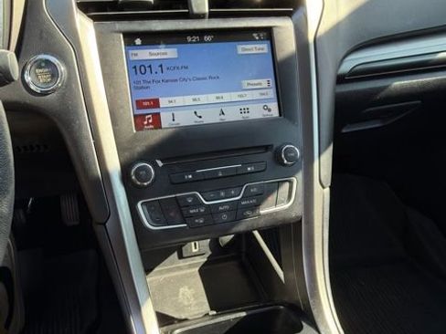 Used 2017 Ford Fusion SE w/ Equipment Group 201A FWD image 4
