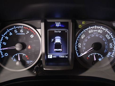 Used 2022 Toyota Tacoma TRD Off-Road image 4