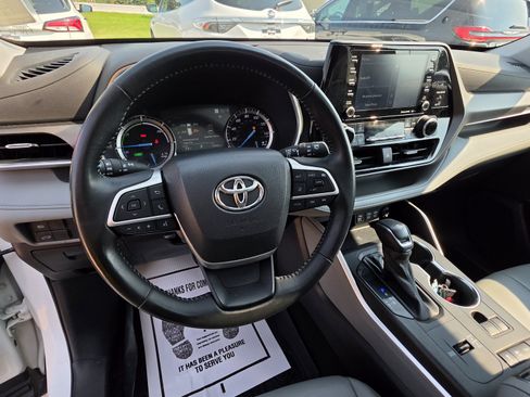 Used 2022 Toyota Highlander XLE AWD/4WD image 13