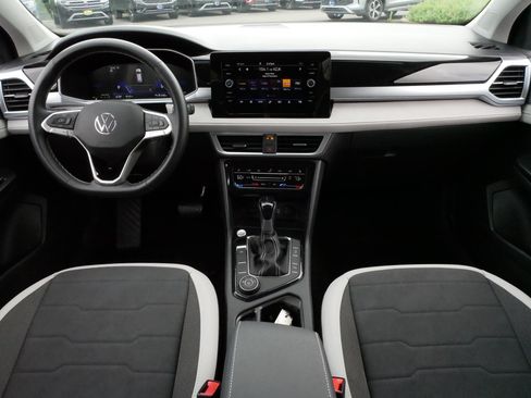 Certified 2025 Volkswagen Taos SE AWD/4WD image 10