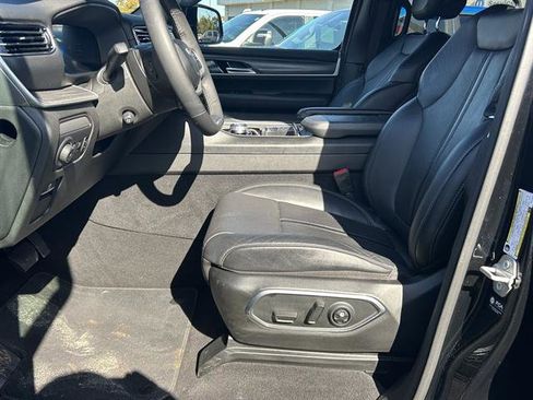 Used 2024 Jeep Wagoneer Series II w/ Flexible Seating Group image 11