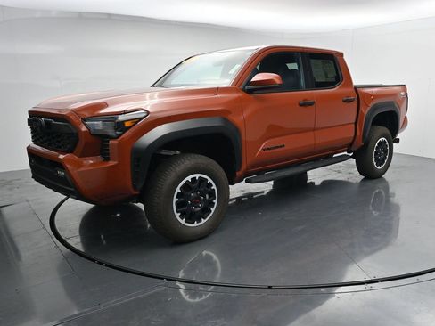 Used 2025 Toyota Tacoma TRD Off-Road AWD/4WD image 4