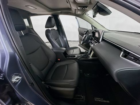 Used 2025 Toyota Corolla Cross XLE w/ Convenience Package FWD image 12