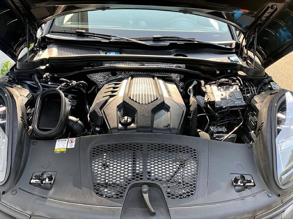 Certified 2023 Porsche Macan Turbo AWD/4WD image 15