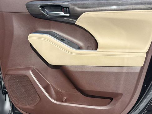 Used 2022 Toyota Highlander Platinum image 23