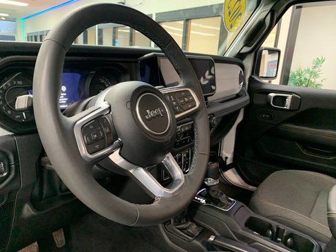Used 2025 Jeep Wrangler Unlimited Sahara w/ Safety Group AWD/4WD image 9